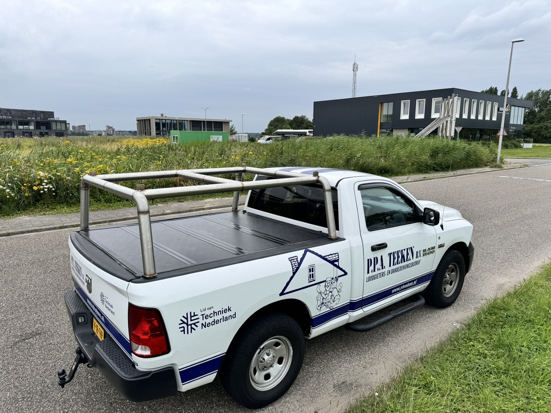 Stalen imperiaal op bedrijfswagen - industrieel constructiewerk