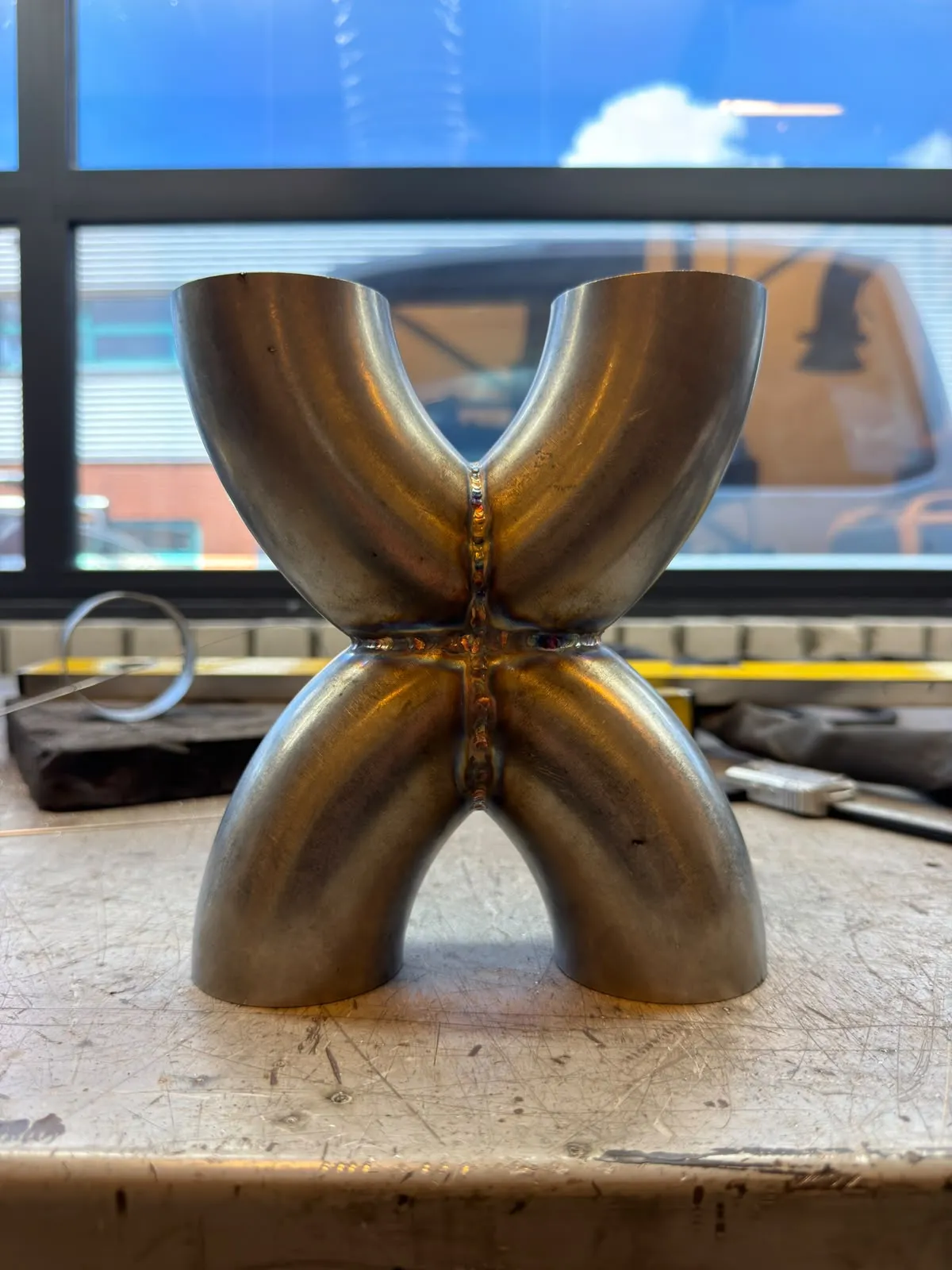 RVS X-pipe op de werkbank, TIG-gelast door DV Customs